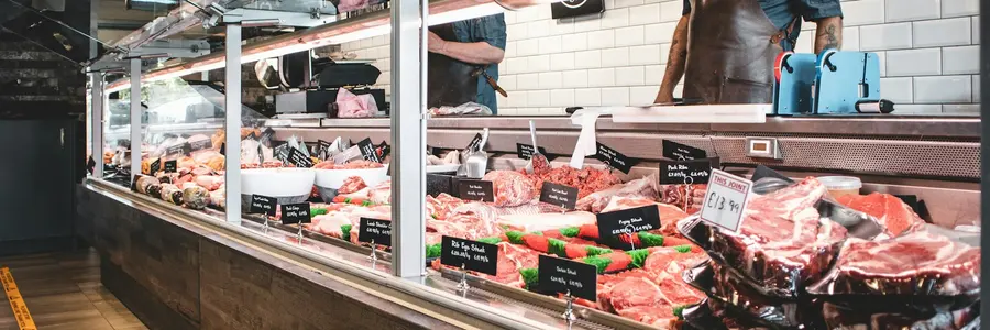 Carte de fidélité boucherie : vitrine réfrigérée avec pièces de viande
