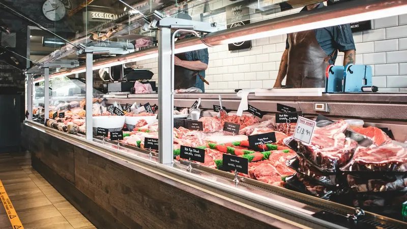 Carte de fidélité boucherie : vitrine réfrigérée avec pièces de viande