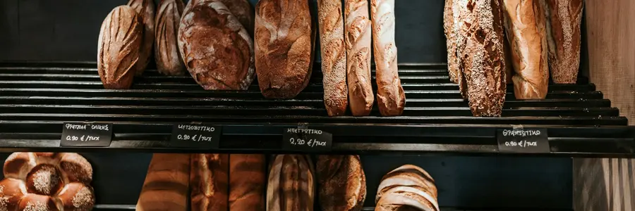 Carte de fidélité boulangerie : pains au levain et baguettes sur les étagères d'une boulangerie