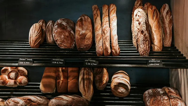 Carte de fidélité boulangerie : pains au levain et baguettes sur les étagères d'une boulangerie