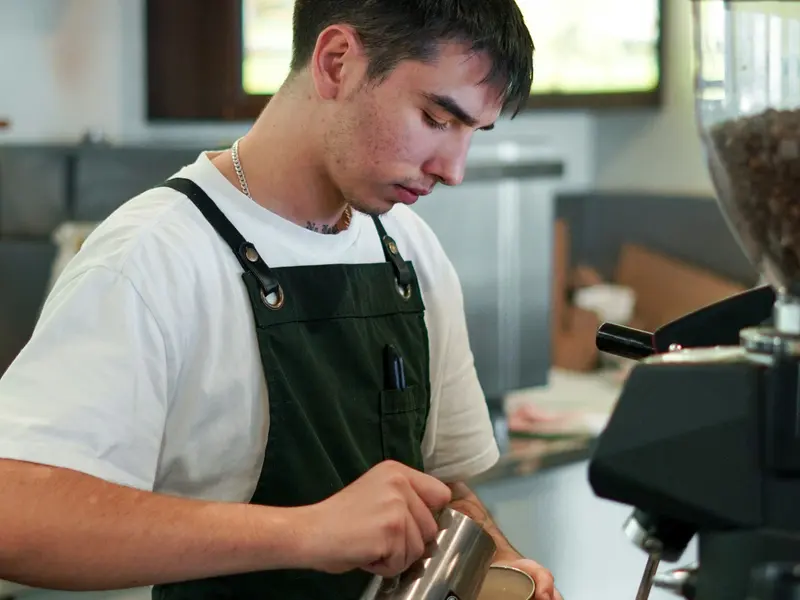 Carte de fidélité café : un barista verse un café dans un coffee shop