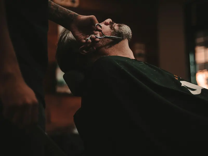 Carte de fidélité coiffeur : un client dans le fauteuil d'un barbier