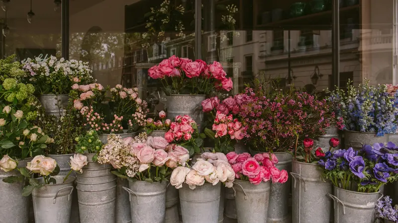 Carte de fidélité fleuriste : seaux de fleurs fraîches devant la boutique