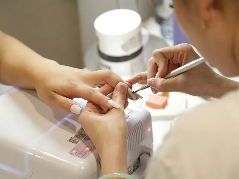Carte de fidélité institut de beauté : une cliente se fait faire les ongles