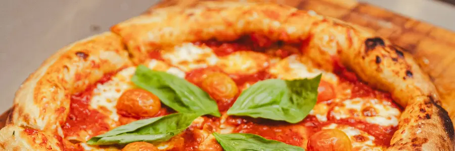 Carte de fidélité pizzeria : pizza margherita tout juste sortie du four