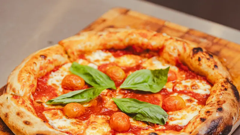 Carte de fidélité pizzeria : pizza margherita tout juste sortie du four