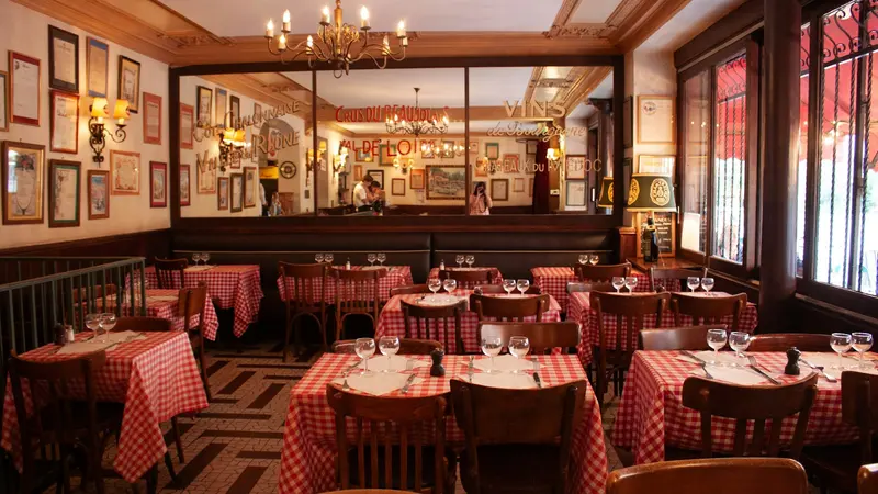 Carte de fidélité restaurant : salle de bistrot avec nappes à carreaux